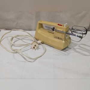 General Electric Vintage Retro Yellow Hand Mixer D2-M24 Made in USA PARTS ONLY
